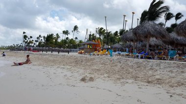Punta Cana plajı, Dominik Cumhuriyeti, 30 Ağustos 2019: Dominik Cumhuriyeti, Punta Cana 'da bir plaj gününde turistler