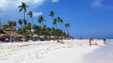 Punta Cana plajı, Dominik Cumhuriyeti, 30 Ağustos 2019: Dominik Cumhuriyeti, Punta Cana 'da bir plaj gününde turistler