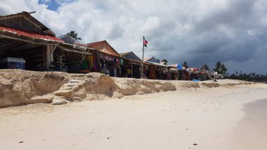 Punta Cana plajı, Dominik Cumhuriyeti, 30 Ağustos 2019: Dominik Cumhuriyeti 'nde Punta Cana sahilinde hediyelik eşya ve yerel ürünlerle pazar