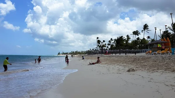 プンタカナビーチ ドミニカ共和国 2019年8月30日 ドミニカ共和国のプンタカナでビーチの日に観光客 — ストック写真