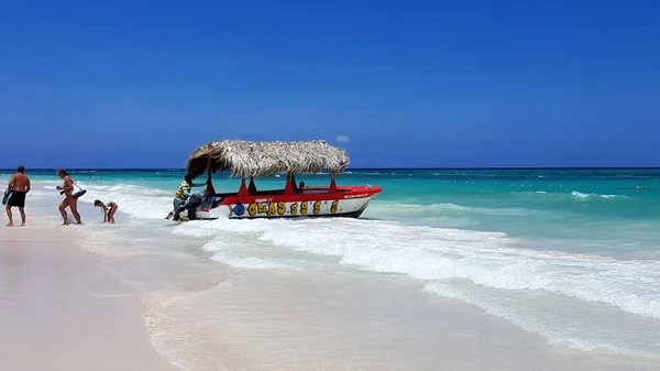 多米尼加共和国蓬塔卡纳海滩 2019年8月30日 在多米尼加共和国蓬塔卡纳海滩游览的玻璃底船 — 图库照片