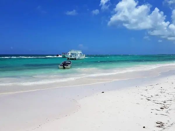 多米尼加共和国蓬塔卡纳海滩 2019年8月30日 在多米尼加共和国蓬塔卡纳海滩潜水游览的船 — 图库照片