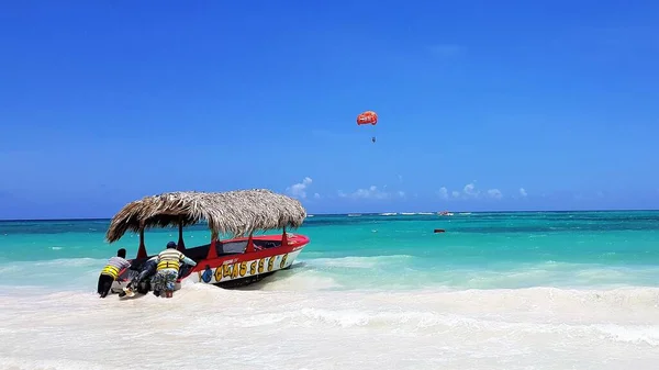 Playa Punta Cana República Dominicana Agosto 2019 Barco Fondo Cristal — Foto de Stock