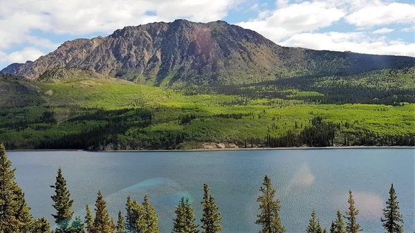 Paesaggio Montagne Acque Blu Alberi Verdi Confine Tra Alaska Canada — Foto Stock