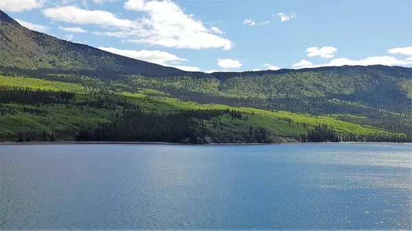 阿拉斯加州和加拿大边境的山脉 蓝水和绿树的景观 — 图库照片