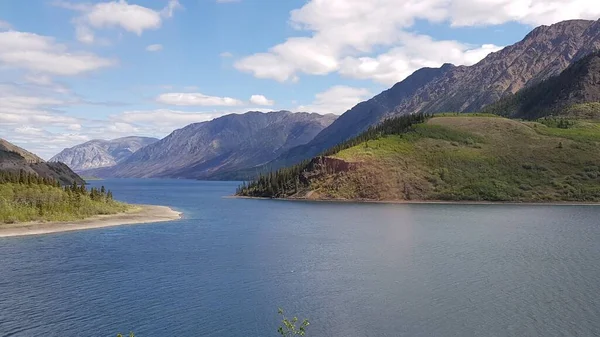 Paesaggio Montagne Acque Blu Alberi Verdi Confine Tra Alaska Canada — Foto Stock