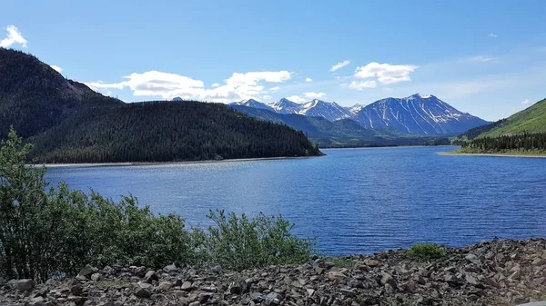 阿拉斯加州和加拿大边境的山脉 蓝水和绿树的景观 — 图库照片
