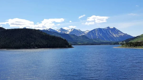 Paisagem Montanhas Águas Azuis Árvores Verdes Fronteira Alasca Canadá Primavera — Fotografia de Stock