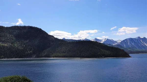 Paesaggio Montagne Acque Blu Alberi Verdi Confine Tra Alaska Canada — Foto Stock