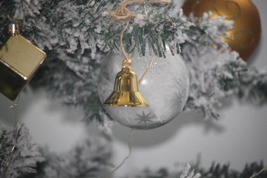 Doğal ışıkla süslenmiş Noel süsü