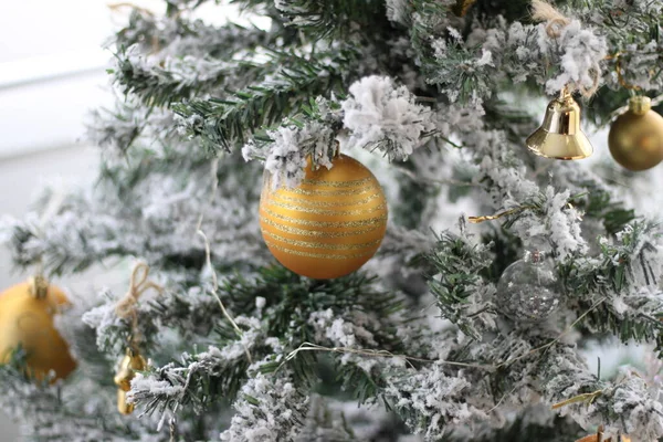 自然光でクリスマスの装飾品 — ストック写真