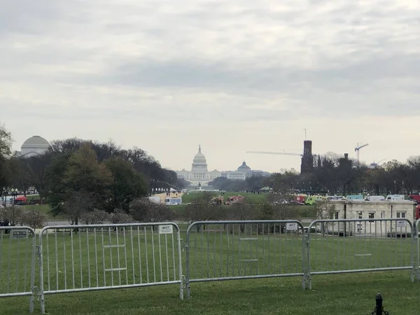 ワシントン 2020年11月23日 米国では 通過を妨げるいくつかのフェンスからワシントン キャピトルの眺め — ストック写真