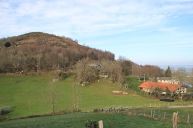 Soğuk ve güneşli bir kış gününde Bask ülkesindeki Adarra Dağı 'nda dağ manzarası