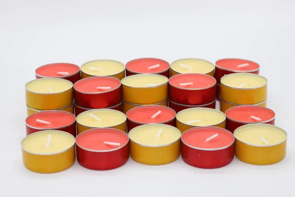 红色和黄色香味蜡烛和热带及香草香味 — 图库照片
