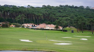 Bidart, Aquitaine, Fransa 'da bir golf sahasının manzarası, bir kış sabahı