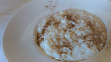 Lerma 'da bir barbekü restoranında bir tabak sütlaç.