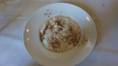 Lerma 'da bir barbekü restoranında bir tabak sütlaç.