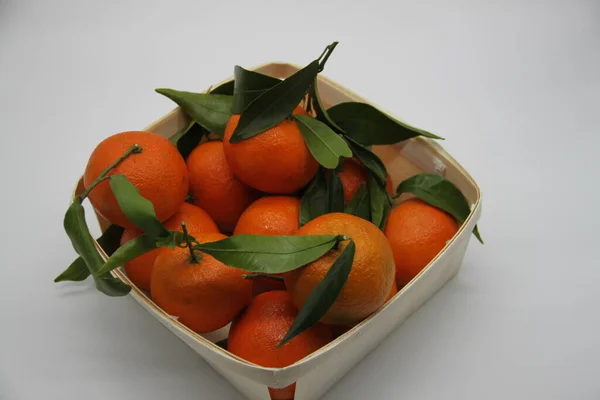 Mandarinas Ecológicas Con Hojas Verdes Una Caja Madera Aislada Sobre — Foto de Stock