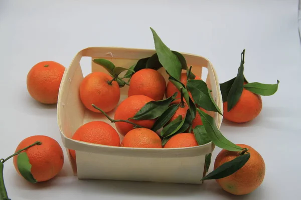 Mandarinas Ecológicas Con Hojas Verdes Una Caja Madera Aislada Sobre — Foto de Stock