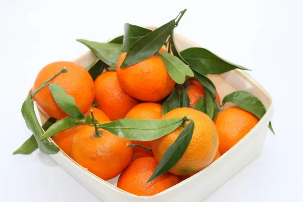 Ökologische Mandarinen Mit Grünen Blättern Einer Holzkiste Isoliert Auf Weißem — Stockfoto