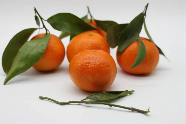 Fondo Mandarinas Con Hojas Verdes Sobre Fondo Blanco Concepto Comida — Foto de Stock