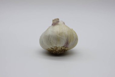 Sarımsak kafa beyaz arka planda izole edilmiş. Sağlıklı yemek.