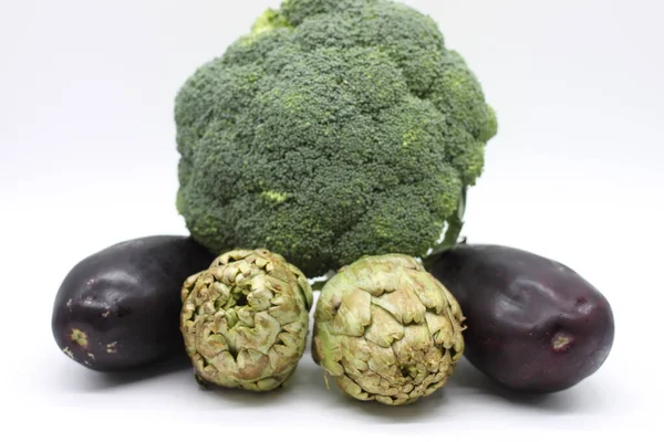 Broccoli Aubergine Och Kronärtskockor Vit Bakgrund Hälsosam Mat — Stockfoto