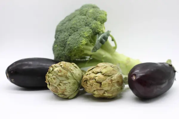Brokoli Terong Dan Artichokes Pada Background Healthy Putih Makanan — Stok Foto