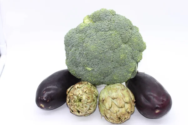 Broccoli Aubergine Artisjokken Witte Achtergrond Gezond Eten — Stockfoto