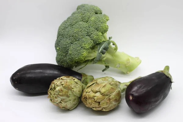 Brokoli Terong Dan Artichokes Pada Background Healthy Putih Makanan — Stok Foto