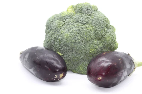 Brokkoli Und Auberginen Auf Weißem Hintergrund Gesunde Ernährung — Stockfoto