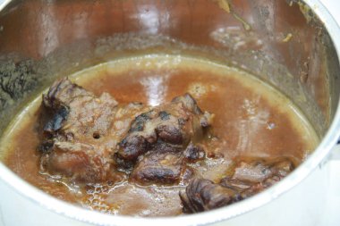 Metal bir tencerede ev yapımı et güveci