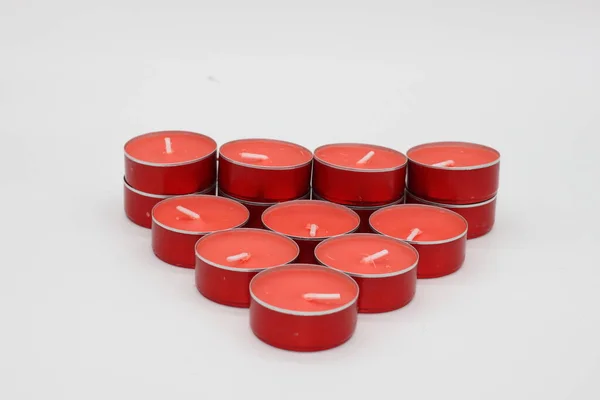 Czerwony Trójkąt Świec Aromatycznych Izolowany Czerwonym Tle Aromaterapia — Zdjęcie stockowe