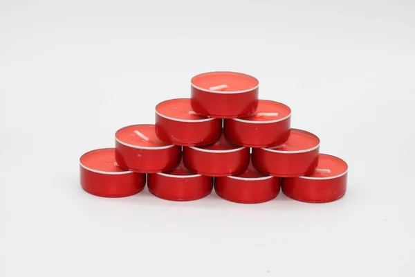 Pirâmide Velas Aromáticas Vermelhas Isoladas Fundo Vermelho Aromaterapia — Fotografia de Stock