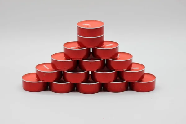 Pirâmide Velas Aromáticas Vermelhas Isoladas Fundo Vermelho Aromaterapia — Fotografia de Stock