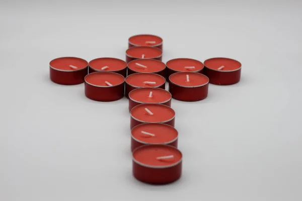 Cruz Velas Aromáticas Rojas Aisladas Sobre Fondo Rojo Aromaterapia —  Fotos de Stock