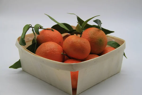 Orangene Mandarinen Mit Grünen Blättern Auf Weißem Hintergrund Gesunde Ernährung — Stockfoto