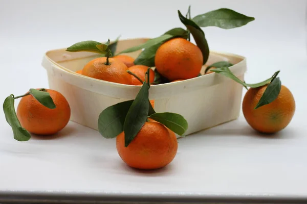 Orangene Mandarinen Mit Grünen Blättern Auf Weißem Hintergrund Gesunde Ernährung — Stockfoto