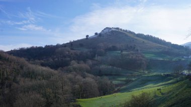 Bask ülkesindeki Adarra Dağı 'nda kışın doğa manzarası