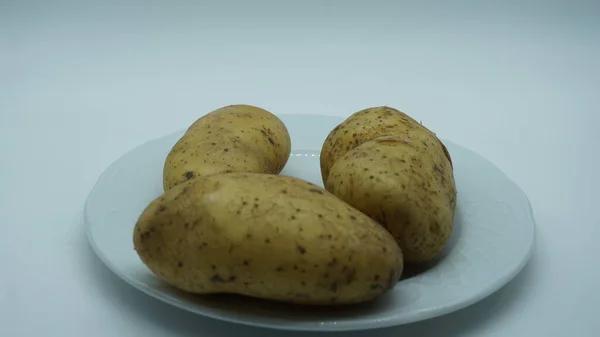 Oskalad Potatis Isolerad Vit Bakgrund — Stockfoto