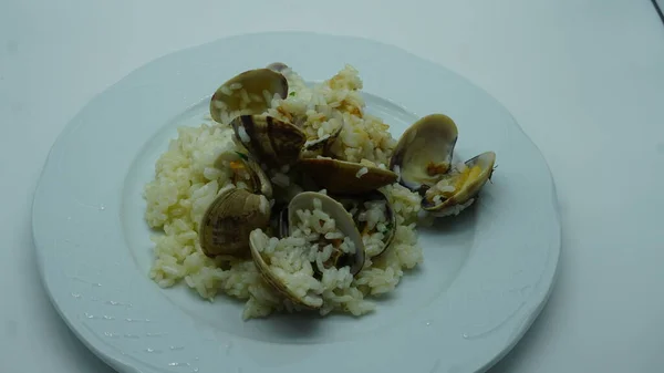 Рис Моллюсками Тарелке — стоковое фото