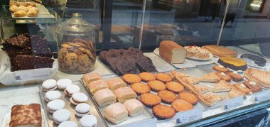 Bir Donostia San Sebastian pastanesinde tipik hamur işleri ve tatlılar.