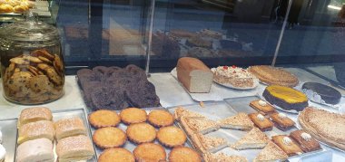 Bir Donostia San Sebastian pastanesinde tipik hamur işleri ve tatlılar.