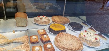 Bir Donostia San Sebastian pastanesinde tipik hamur işleri ve tatlılar.