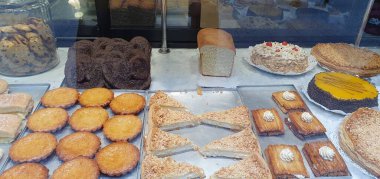 Bir Donostia San Sebastian pastanesinde tipik hamur işleri ve tatlılar.