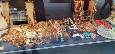 Tezgahta farklı tatlılar var.