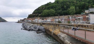 Donostia San Sebastian, Pais Vasco, İspanya, 23 Mayıs 2021: Donostia limanının renkli evleri Nautico 'dan fotoğraflandı.