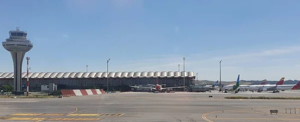 マドリード スペイン 2021年5月21日 異なる企業の飛行機 イベロジェット プラス超 イベリア ヨーロッパ航空 アメリカ航空とレベルマドリード空港 衛星ターミナルとコントロールタワーの隣に — ストック写真