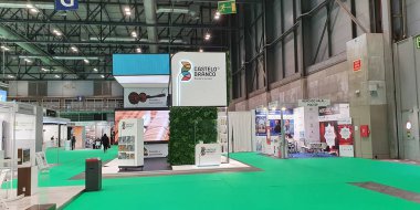 Madrid, İspanya, Mayıs, 20, 2021: Fitur 2021, çok az ziyaretçiyle covid 19 'un korunması için güvenlik mesafeleri ve maskeleri