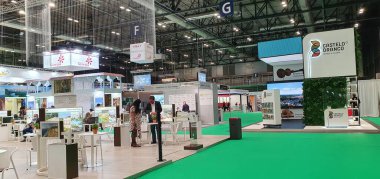 Madrid, İspanya, Mayıs, 20, 2021: Fitur 2021, çok az ziyaretçiyle covid 19 'un korunması için güvenlik mesafeleri ve maskeleri